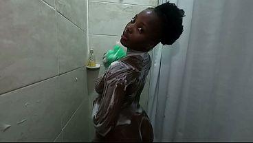 Chica ébano con trasero enorme pechos grandes y pezones perforados hijastra sexy en el baño el padrastro entra y ella le ruega ansiosamente por una ducha dorada